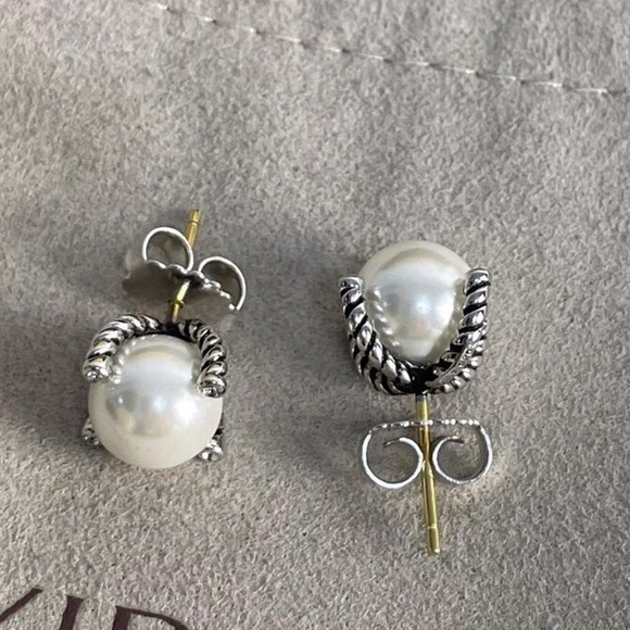 D.....Y Pearl Stud Earrings with Diamond